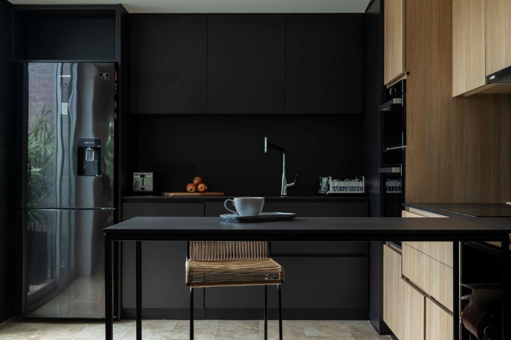 AND — cocina con isla en negro y madera de roble