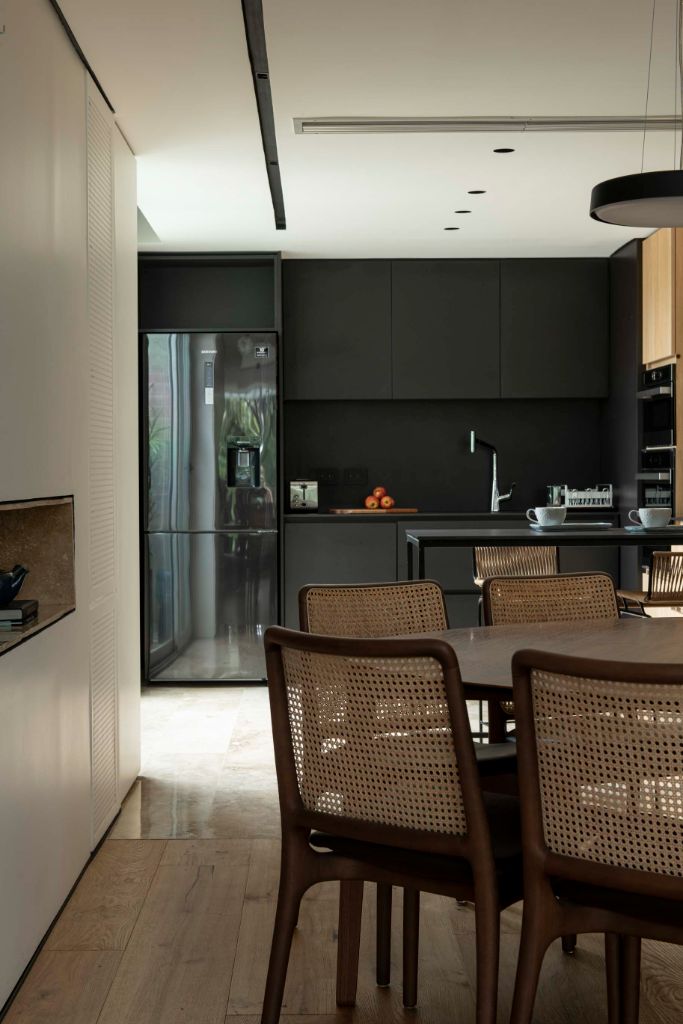 AND — cocina negra y comedor, vista de conjunto