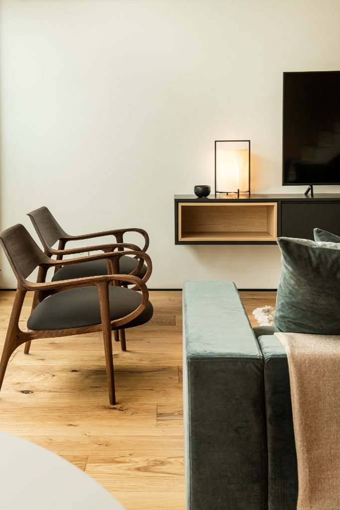 AND — living, sillones de madera y sofá verde