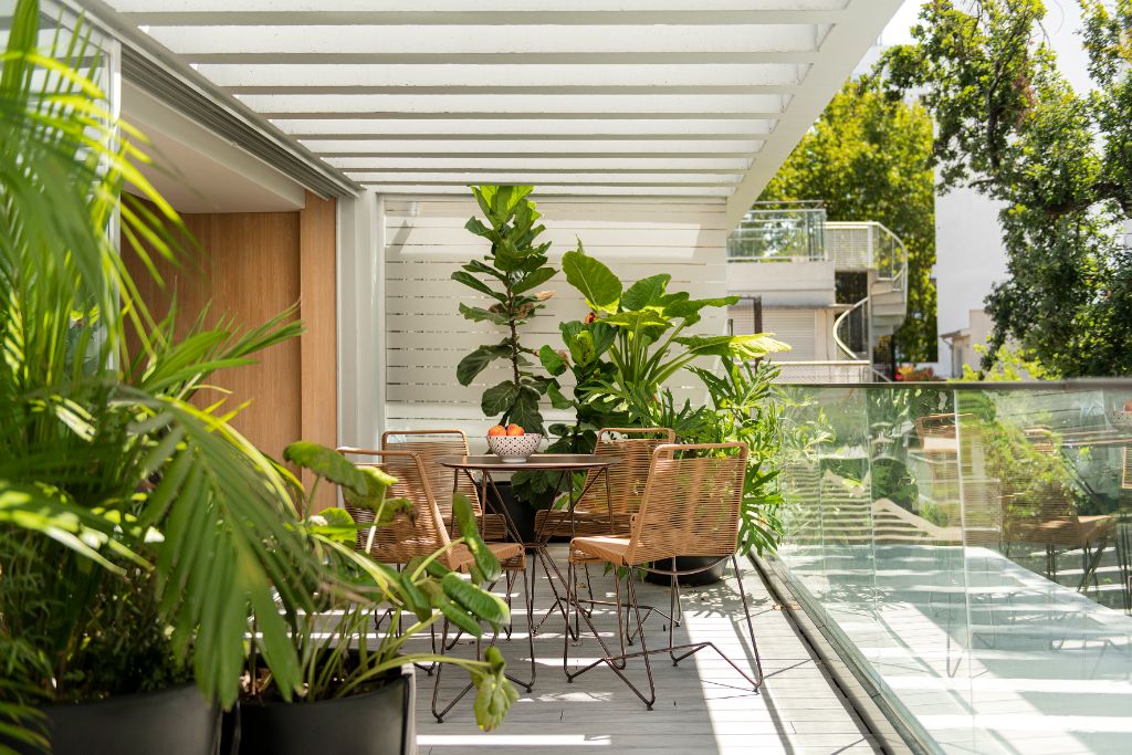 AND — terraza con vegetación y piscina
