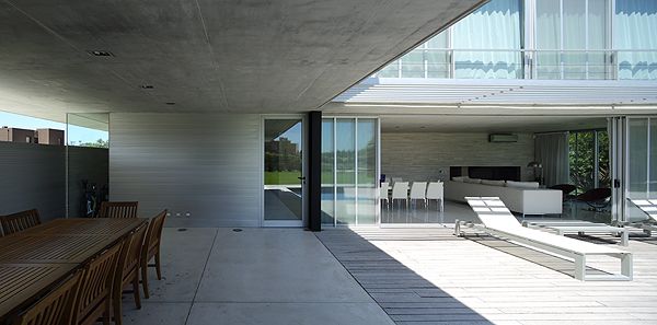 Casa RSP — patio central con pileta y galería