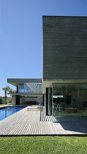 Casa RSP — lateral con deck y piscina